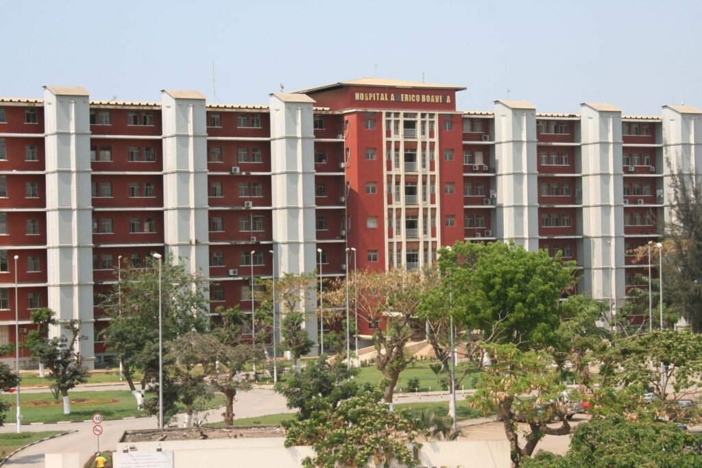 Equipa médica do Hospital Américo Boavida suspensa por negligência na morte de um paciente.