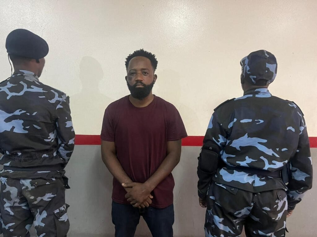 Jovem que agrediu Agente da Polícia condenado a dois anos e seis meses de prisão Jovem que agrediu Agente da Polícia condenado a dois anos e seis meses de prisão