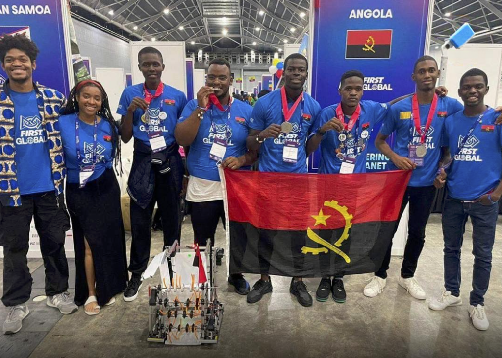 Angola conquista 2.º lugar no campeonato mundial de robótica em Singapura Angola conquista 2.º lugar no campeonato mundial de robótica em Singapura