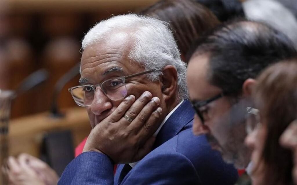 Encontrados, no escritório do Chefe de Gabinete do primeiro-Ministro de Portugal, mais de 75 mil euros escondidos em livros. ‘O dinheiro veio de Angola’ Encontrados, no escritório do Chefe de Gabinete do primeiro-Ministro de Portugal, mais de 75 mil euros escondidos em livros. 'O dinheiro veio de Angola'