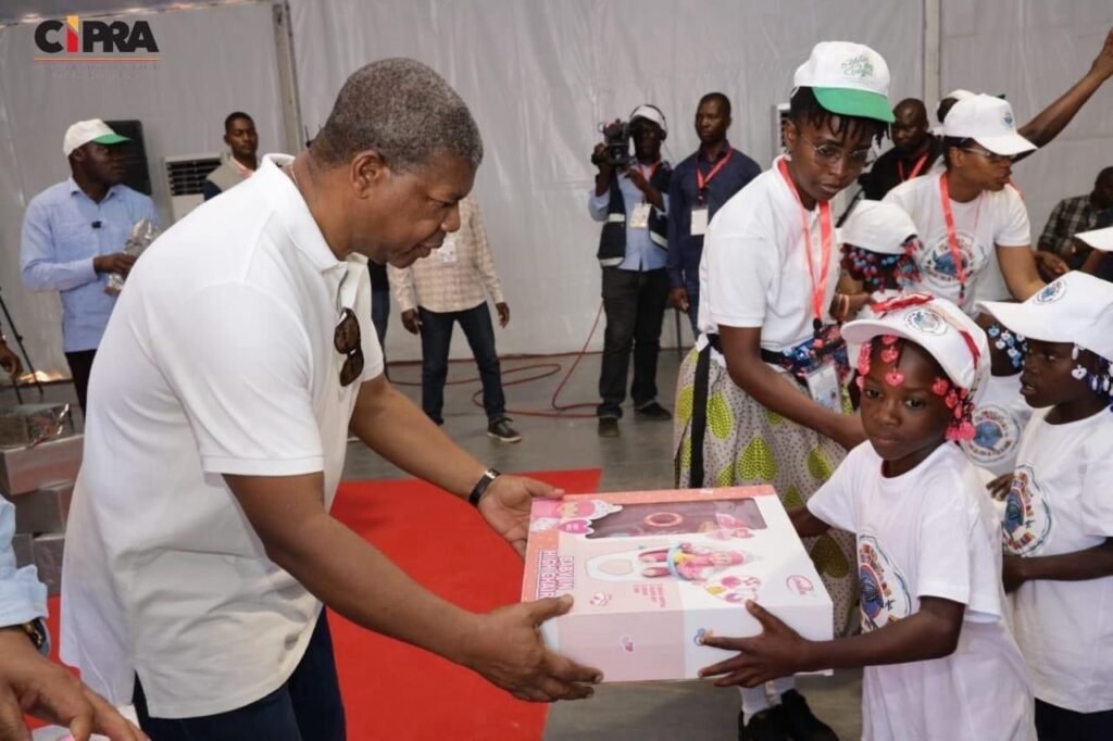 Casal presidencial em natal ecológico e solidário no Cuanza Sul