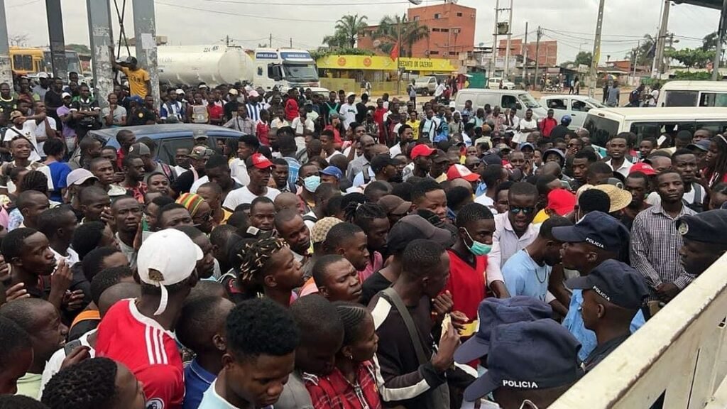 Notícia de Recrutamento na ELISAL leva centenas pessoas nos portões da administração do Cazenga