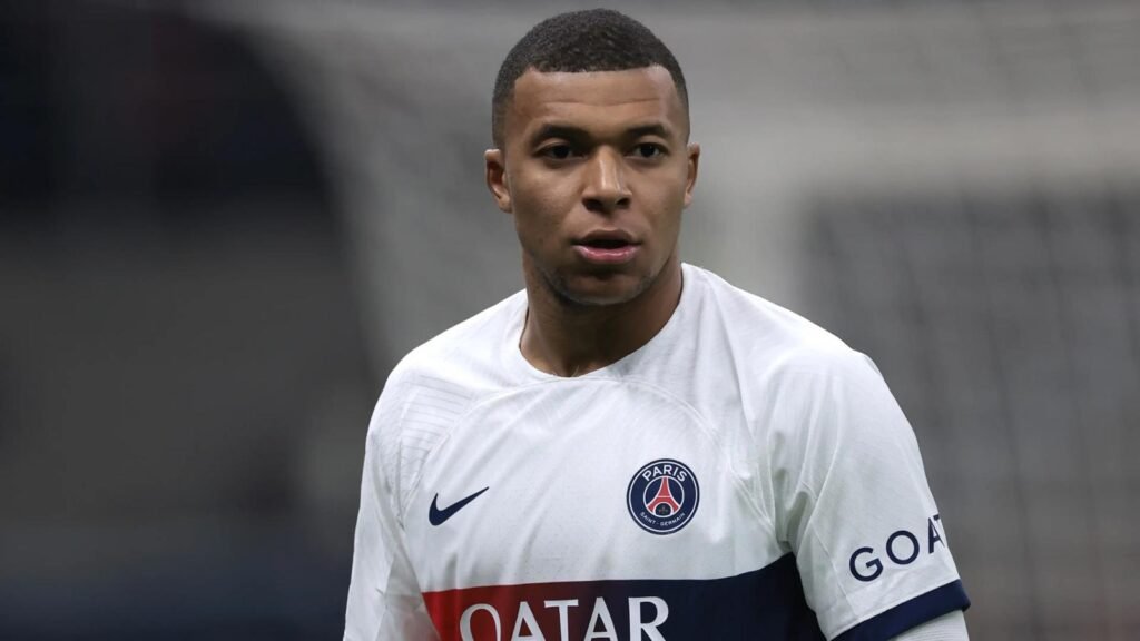 Kylian Mbappé está oficialmente livre para jogar onde quiser