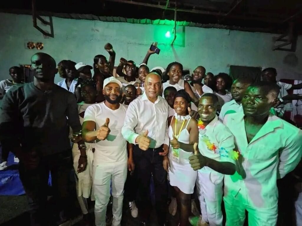 Adalberto Costa Júnior visita jovens do bairro Camunda em Benguela nas primeiras horas do Novo Ano