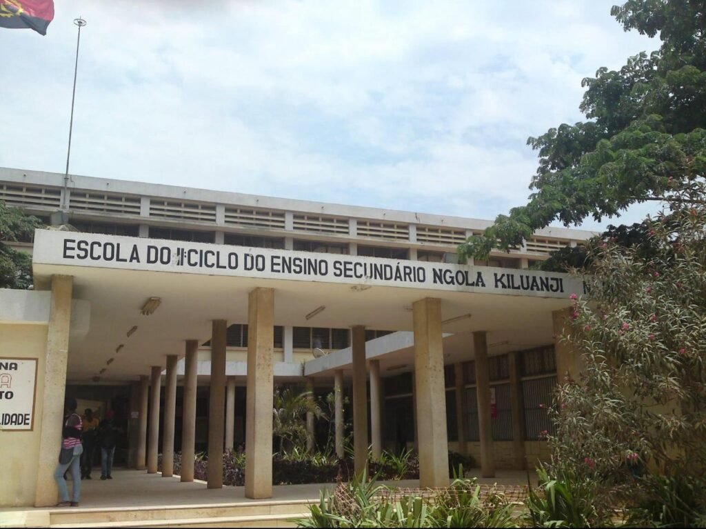 Escolas em Luanda registam ausência de professores e alunos após férias de Natal Escolas em Luanda registam ausência de professores e alunos após férias de Natal