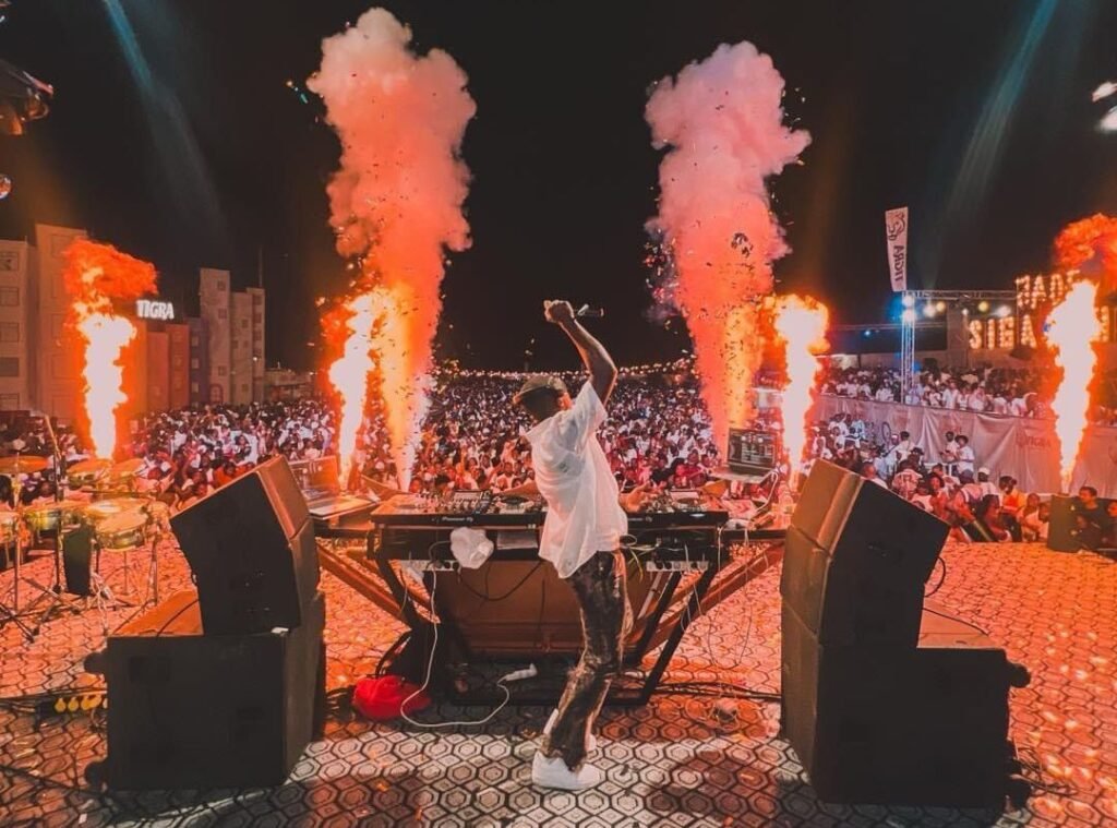 Primeiros 100 bilhetes para o evento Siga la Luna Luanda esgotaram, mesmo sem ter sido anunciada a data e o local! Primeiros 100 bilhetes para o evento Siga la Luna Luanda esgotaram, mesmo sem ter sido anunciada a data e o local!