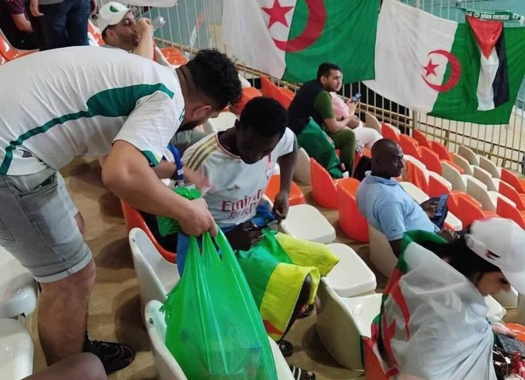 Adeptos argelinos limparam o estádio após empate contra Angola no CAN Adeptos argelinos limparam o estádio após empate contra Angola no CAN