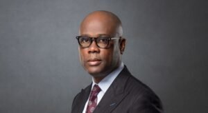 Presidente do maior banco da Nigéria morre em acidente de helicóptero