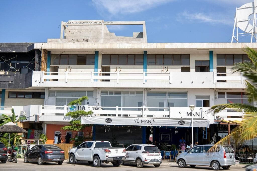 Administração Municipal de Luanda agastada com cidadãos que insistem em construir no terraço dos edifícios