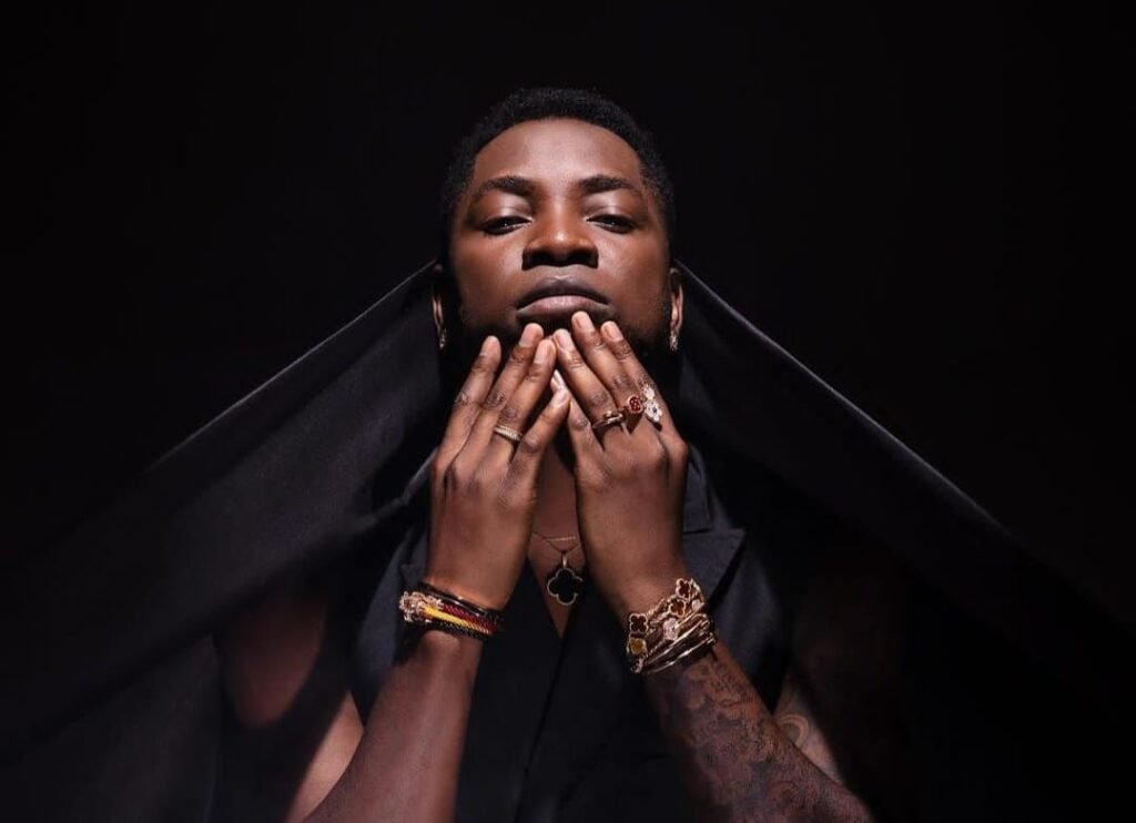 Nova música de Cef Tanzy, “Pano”, cai nas graças do povo, garantindo enchente no dia da venda do seu último álbum físico Nova música de Cef Tanzy, “Pano”, cai nas graças do povo, garantindo enchente no dia da venda do seu último álbum físico