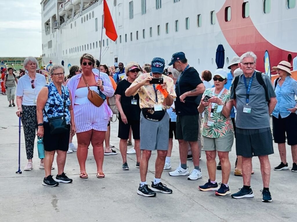 Cruzeiro com cerca de 2132 turistas provenientes da África do Sul atraca no Porto de Luanda