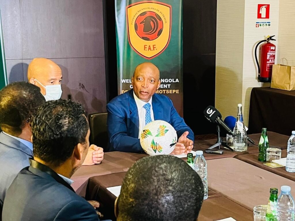 Presidente da CAF incentiva setor privado angolano a apoiar o futebol Presidente da CAF incentiva setor privado angolano a apoiar o futebol