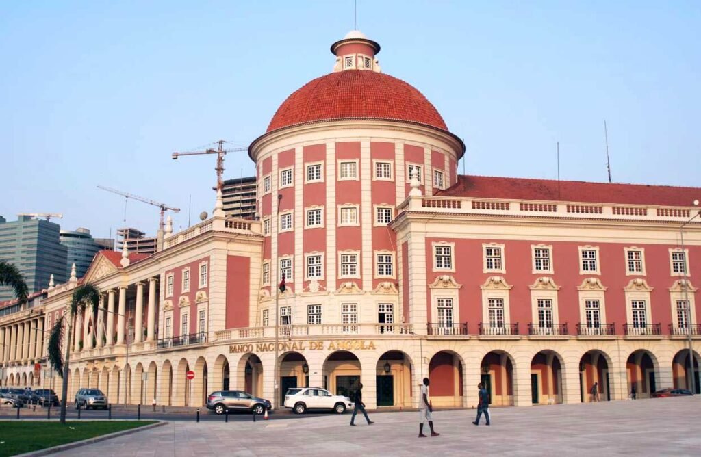 Banco Nacional de Angola decide hoje política monetária para controlar inflação