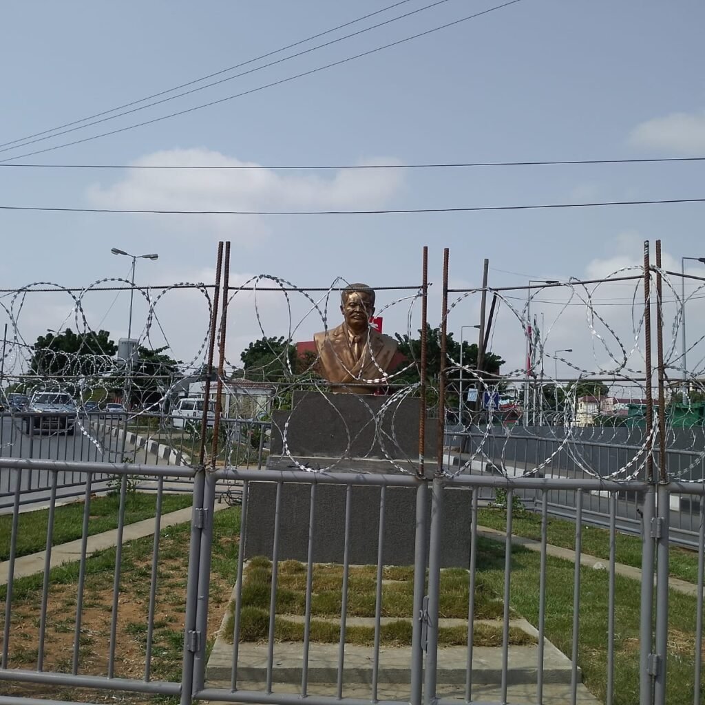 Busto de Agostinho Neto no Nova Vida sob proteção de gradeamento