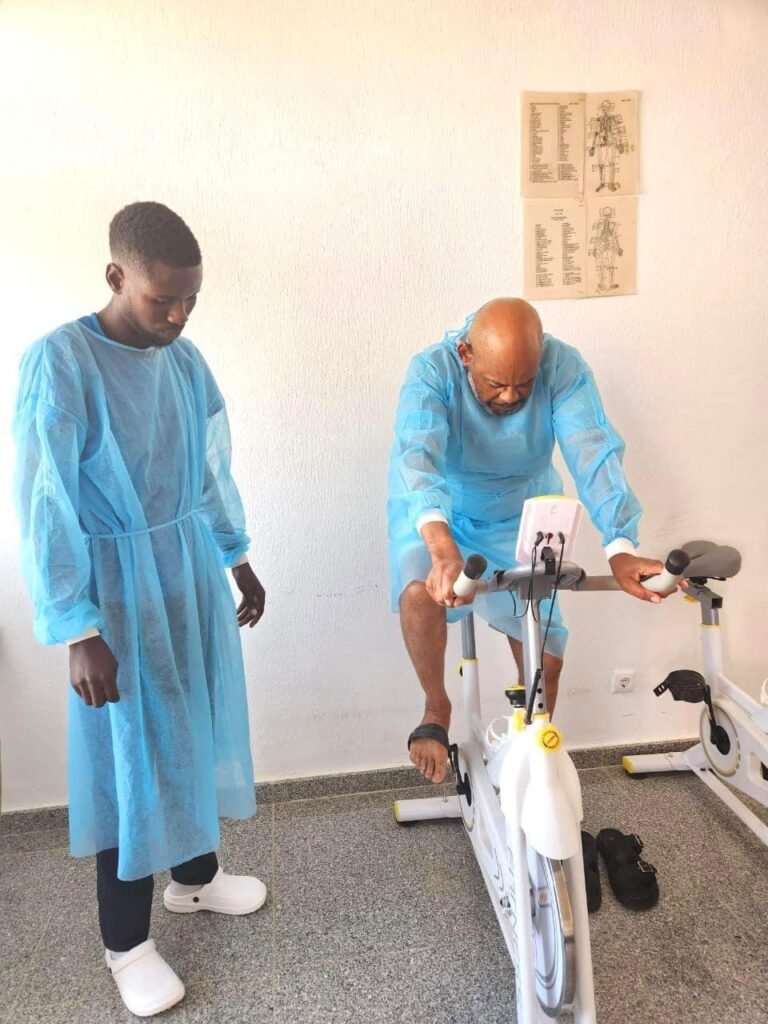 Governador do Namibe faz tratamento de fisioterapia no Hospital Municipal de Moçâmedes