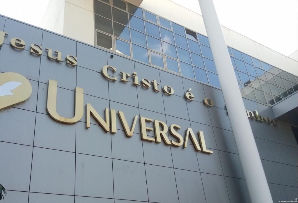 Pastores da Igreja Universal em confronto na Catedral de Viana Pastores da Igreja Universal em confronto na Catedral de Viana