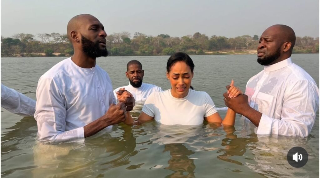 Micaela Reis é batizada nas águas e aceita Jesus Cristo como Senhor e Salvador Micaela Reis é batizada nas águas e aceita Jesus Cristo como Senhor e Salvador