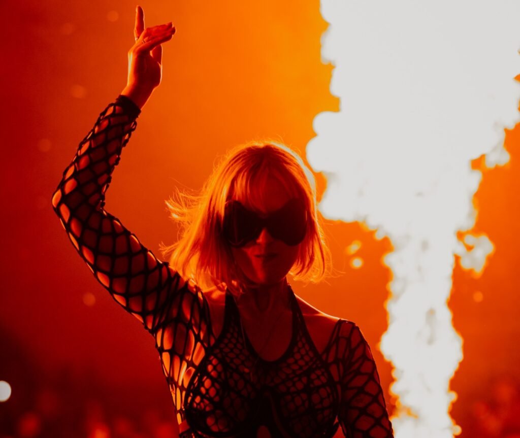 DJ Olga Zanova de malas feitas para o Siga la Luna