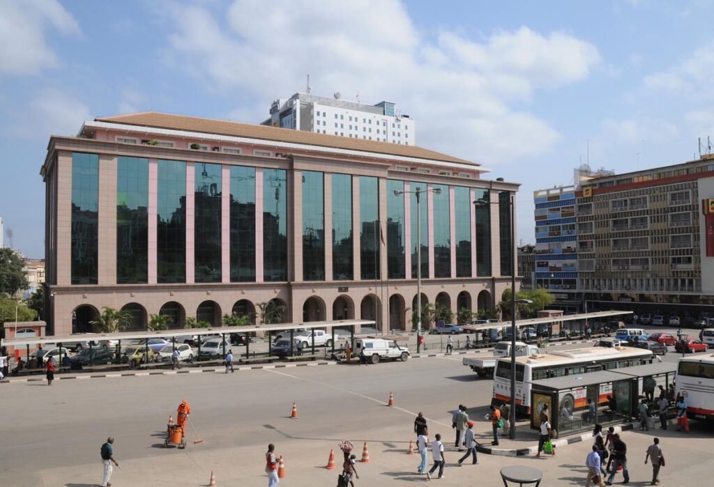 Governo vai comprar mais 30 viaturas protocolares no valor de 2,4 mil milhões de kwanzas