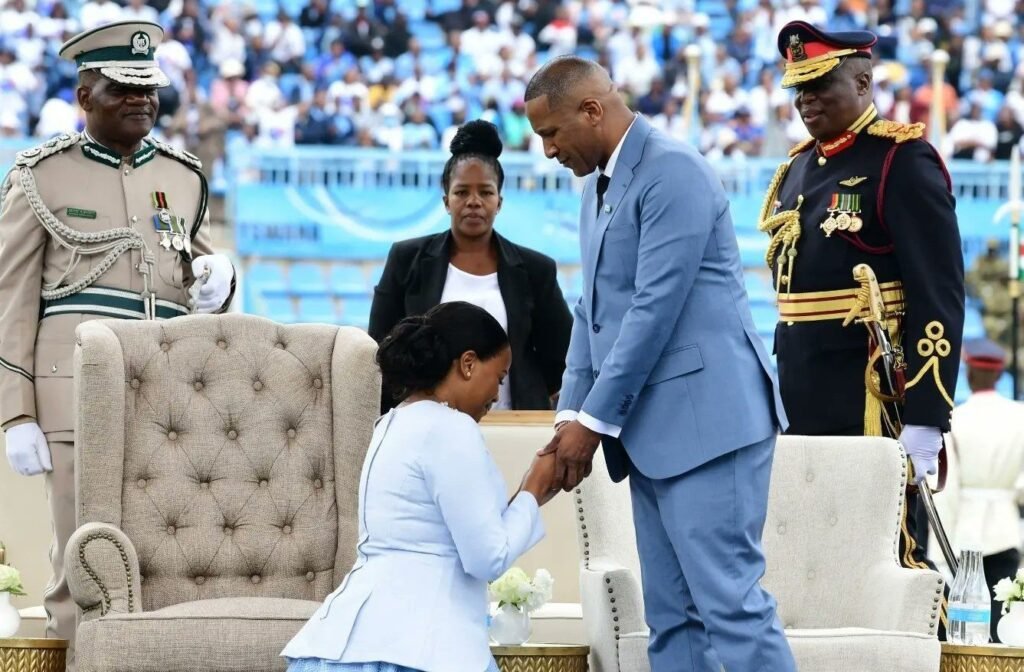 Primeira-Dama do Botswana ajoelha-se em sinal de respeito na tomada de posse do Presidente Duma Boko