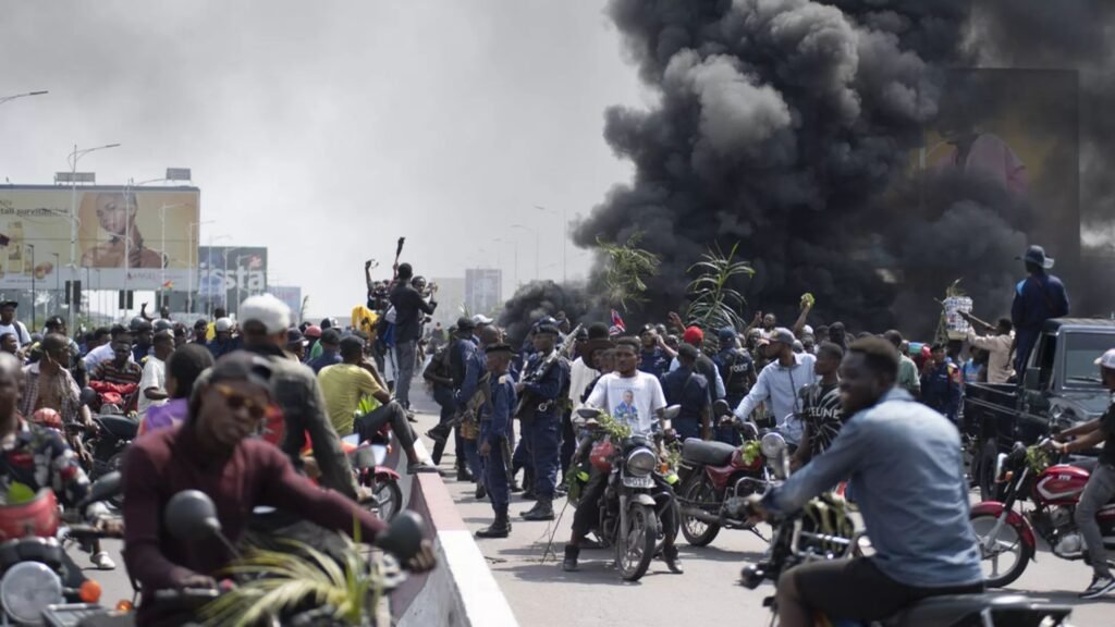 Manifestantes atac@m embaixadas estrangeiras em Kinshasa em protesto contra avanço dos rebeldes M23
