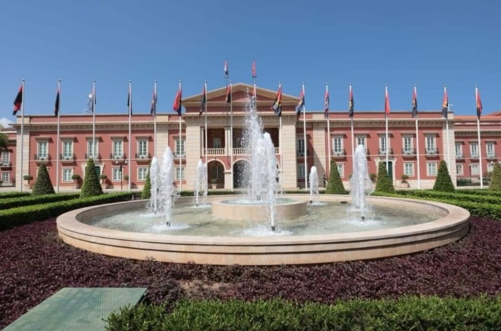 Governo cria comissão para receber angolanos deportados dos EUA