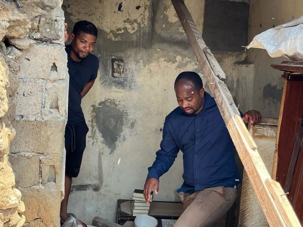 Líder juvenil da UNITA visita familiares de menor que faleceu após desabamento da casa devido às chuvas Líder juvenil da UNITA visita familiares de menor que faleceu após desabamento da casa devido às chuvas