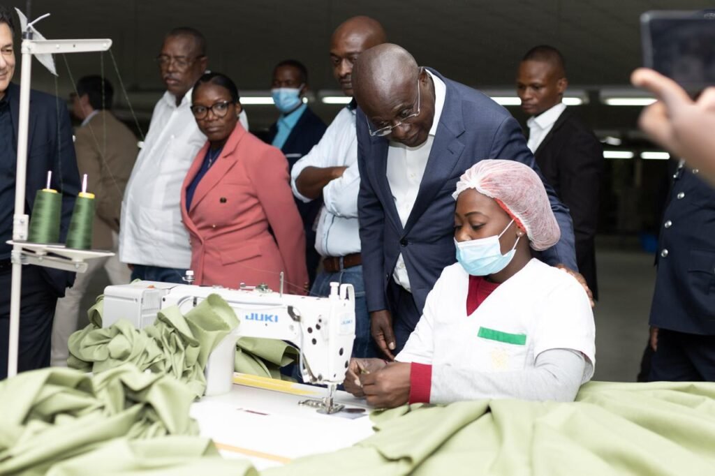 Governador de Benguela constata em primeira mão a evolução e capacidade da produção da TEXTAF