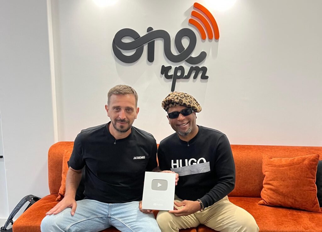 Yuri da Cunha celebra 100 mil inscritos no YouTube e anuncia novo álbum “Independentes” Yuri da Cunha celebra 100 mil inscritos no YouTube e anuncia novo álbum “Independentes”