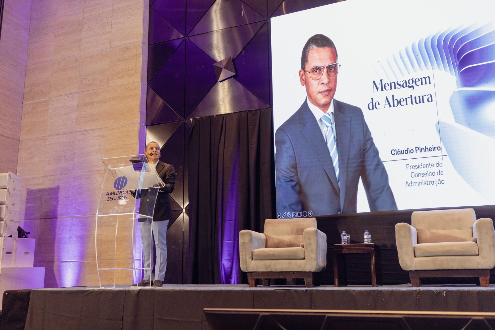 A Mundial Seguros celebra 20 anos de história e valoriza o papel das pessoas no seu crescimento. 5 A Mundial Seguros celebra 20 anos de história e valoriza o papel das pessoas no seu crescimento.