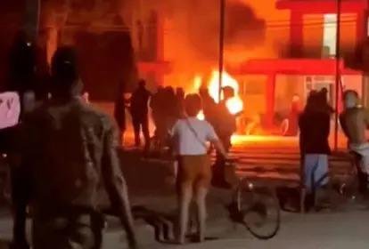 Cubanos invadem sede do Partido Comunista devido a frequentes apagões e à escassez de alimentos no país