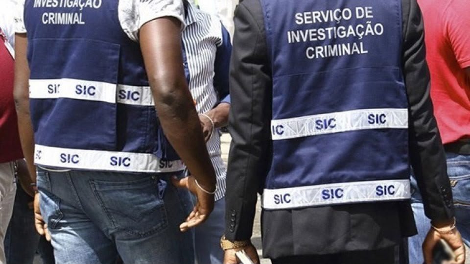 SIC detém suposta curandeira de “tala” após morte de duas idosas SIC detém suposta curandeira de “tala” após morte de duas idosas
