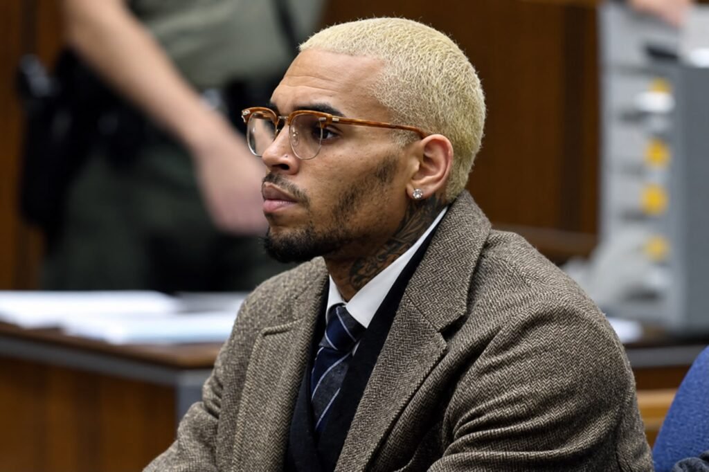Chris Brown condenado a oito meses de prisão com pena suspensa por rixa em discoteca de Londres