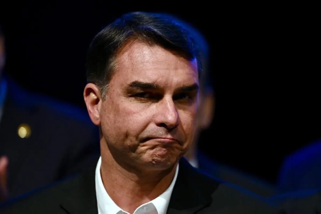Flávio Bolsonaro foge com a família para os EUA Flávio Bolsonaro foge com a família para os EUA