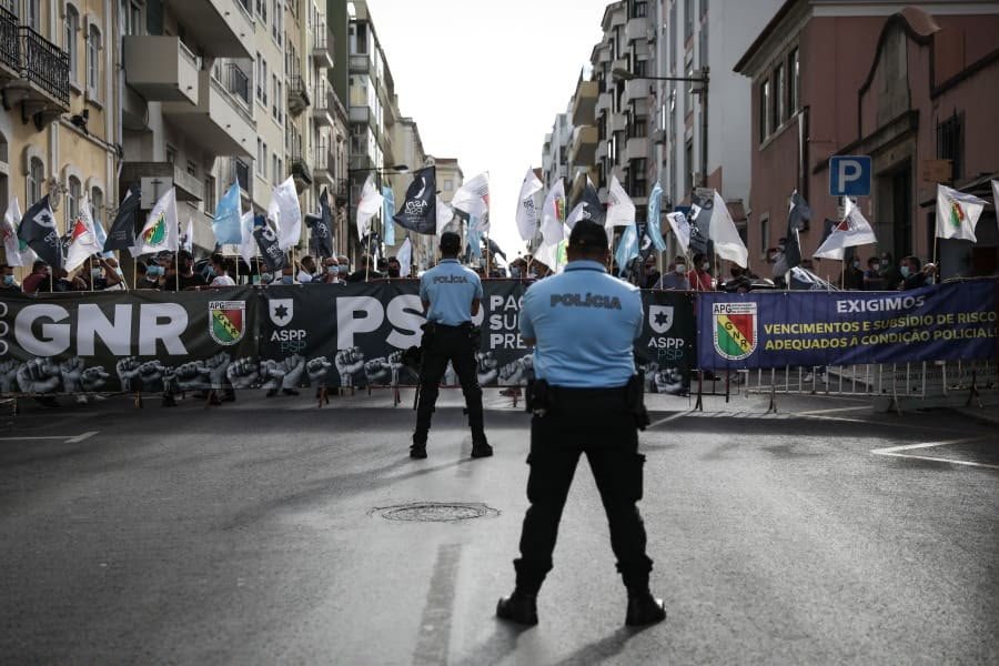 Polícias portugueses manifestam-se em Lisboa para exigir melhores salários Polícias portugueses manifestam-se em Lisboa para exigir melhores salários